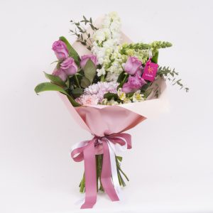 FLM-DM2025-0011 Floreria Las Margaritas. Flores. Floreria. Guadalajara. Flores bonitas. Rosas. Roxanas. Perritos. Astromelias. Claveles. Ramo de flores. Dia de las madres. Flores a domicilio